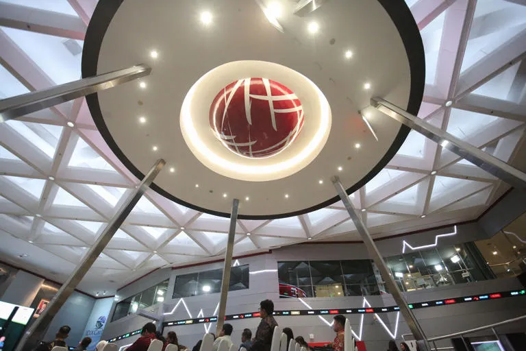 IHSG Dibayangi Pelemahan, Analis Tawarkan Tiga Saham Potensial: ISAT, BMRI, dan RATU