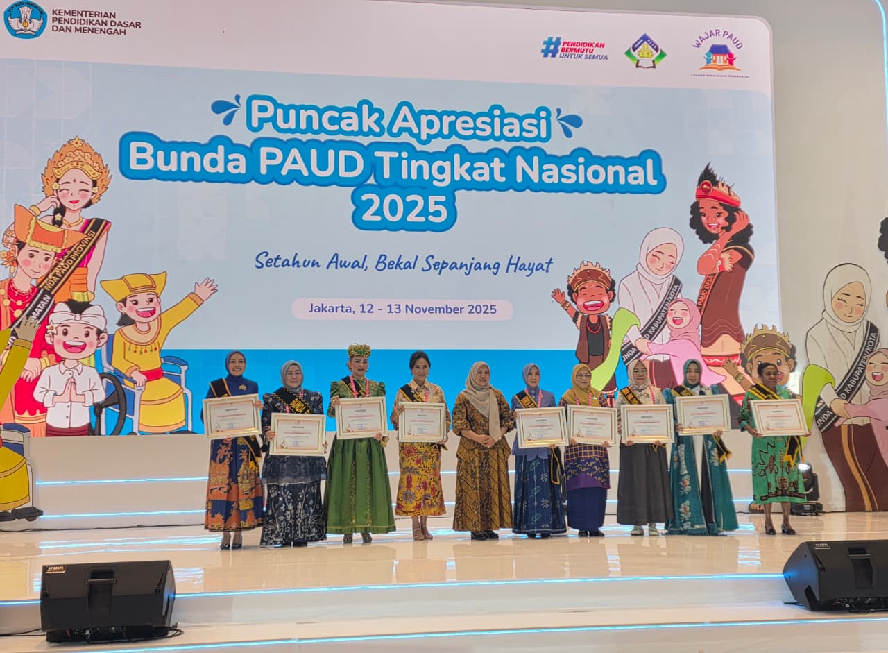 Ny. Anik Yulius Selvanus Diganjar Penghargaan Nasional Bunda PAUD Peduli PAUD 2025