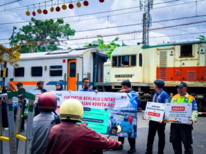 KAI Daop 1 Jakarta Bersama Komunitas Railfans Gencarkan Sosialisasi Keselamatan di Perlintasan Sebidang JPL 38 Stasiun Kramat