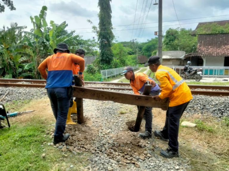 Jaga Keselamatan Perjalanan KA, KAI Daop 4 Tutup Perlintasan Sebidang di Grobogan