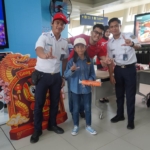 Semarak Imlek, LRT Jabodebek Bagi-bagi Souvenir ke Pelanggan di 3 Stasiun