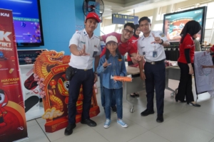 Semarak Imlek, LRT Jabodebek Bagi-bagi Souvenir ke Pelanggan di 3 Stasiun