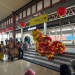 Sambut Tahun Baru Imlek, Atraksi Barongsai Hibur Pelanggan KA di Stasiun Semarang Tawang