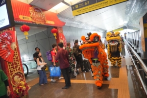 KAI Daop 2 Bandung Semarakkan Imlek 2026 dengan Dekorasi Meriah dan Atraksi Barongsai, Layani Puluhan Ribu Penumpang Selama Long Weekend