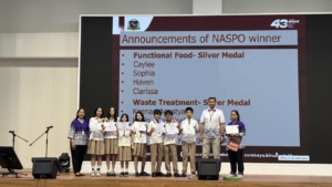 Siswa Kelas 7 BINUS SCHOOL Surabaya Raih Silver Medal di NASPO Lewat Inovasi Pangan Darurat dan AI Pemilah Sampah