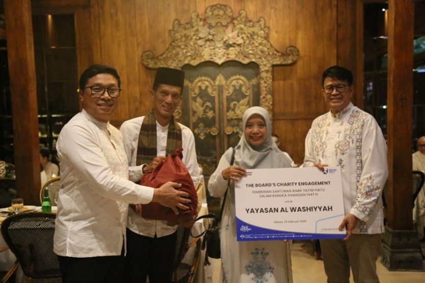 Penyerahan santunan
diwakili oleh Pejabat Eksekutif Aestika Oryza Gunarto dan Komisaris Independen Hari Siaga Amijarso.