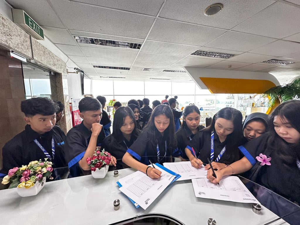 Dorong Jiwa Technopreneur, SMK Yadika 8 Bekasi Kunjungi Telkom AI Center Bandung