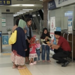 LRT Jabodebek Bagikan 3.350 Paket Takjil di 14 Stasiun Selama Ramadan
