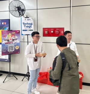 Tebar Kebaikan di Bulan Ramadan, BRI Finance dan BAZNAS Jakarta Selatan Bagikan Takjil bagi Komuter