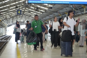Di Balik Ramainya Angkutan Lebaran 2026, Ratusan Porter Hadir Berikan Kenyamanan di wilayah Daop 2 Bandung