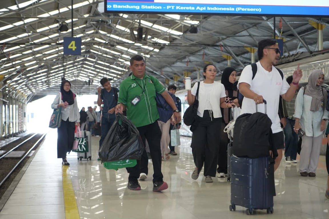 Di Balik Ramainya Angkutan Lebaran 2026, Ratusan Porter Hadir Berikan Kenyamanan di wilayah Daop 2 Bandung