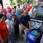 Sambut Hari Kartini, PAM JAYA dan TP PKK Bagi Toren Air Gratis kepada Para Ibu Pejuang Keluarga