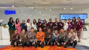 Peringati Hari Kartini, Frontliner BRI Kantor Cabang Khusus Tampil Beda dengan Pakaian Nasional