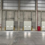 Jenis dan Kegunaan Industrial Door dan Dock Leveler dalam Industri