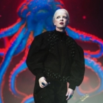 Dari Perkampungan Urban Jakarta Mendunia: Ikon Rock Legendaris Shirley Manson (Garbage) Kenakan Label Fashion Berkesadaran Asal Indonesia, Fuguku, di Atas Panggung