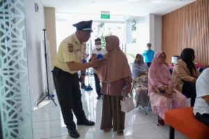 Melayani Sepenuh Hati, Security BRI BO Otista Hadirkan Kenyamanan bagi Nasabah Pensiunan