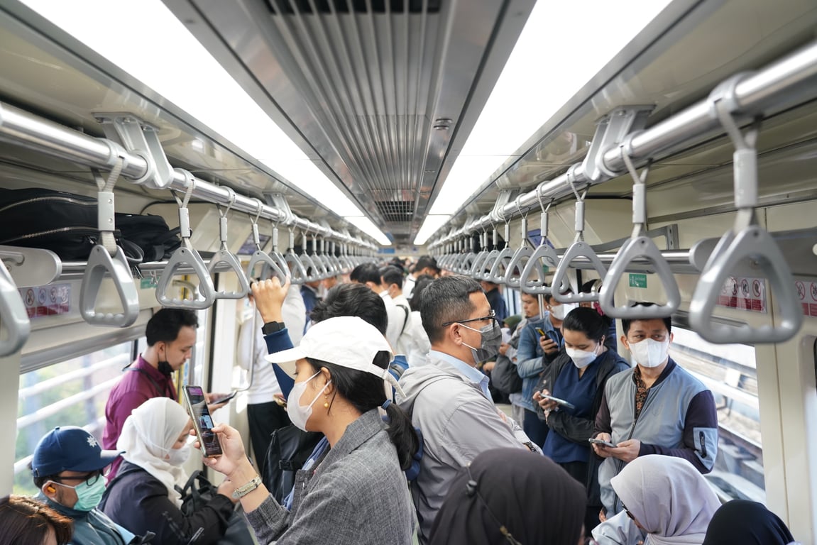 Agar Perjalanan Lebih Nyaman, Ini Tips Menggunakan LRT Jabodebek Saat Jam Sibuk
