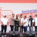 Semarak Merah Putih Kemerdekaan BRI Region 6 Meriahkan Pasar Malaka Rorotan, Dibuka dengan Simbolis Penumbukan Padi