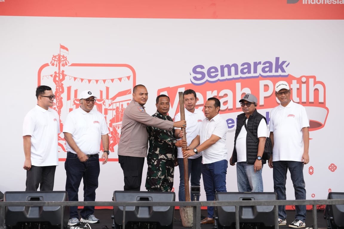 Semarak Merah Putih Kemerdekaan BRI Region 6 Meriahkan Pasar Malaka Rorotan, Dibuka dengan Simbolis Penumbukan Padi
