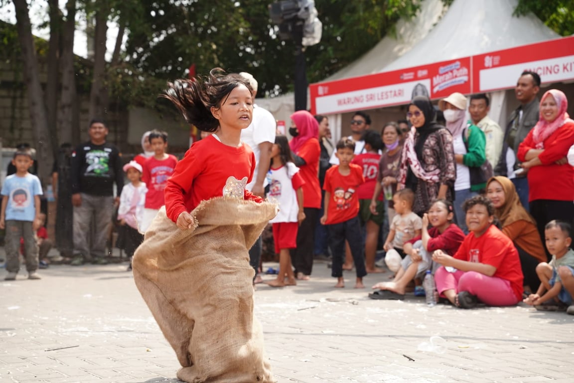 Semarak Merah Putih Kemerdekaan BRI Region 6, Warga Pasar Malaka Rorotan Antusias Ikuti Lomba 17-an