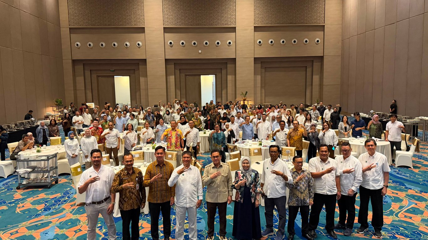 MENTERI PERDAGANGAN DORONG PERLUASAN INDUSTRI MEBEL DAN KERAJINAN INDONESIA MENUJU PASAR GLOBAL  DI KOTA SURAKARTA