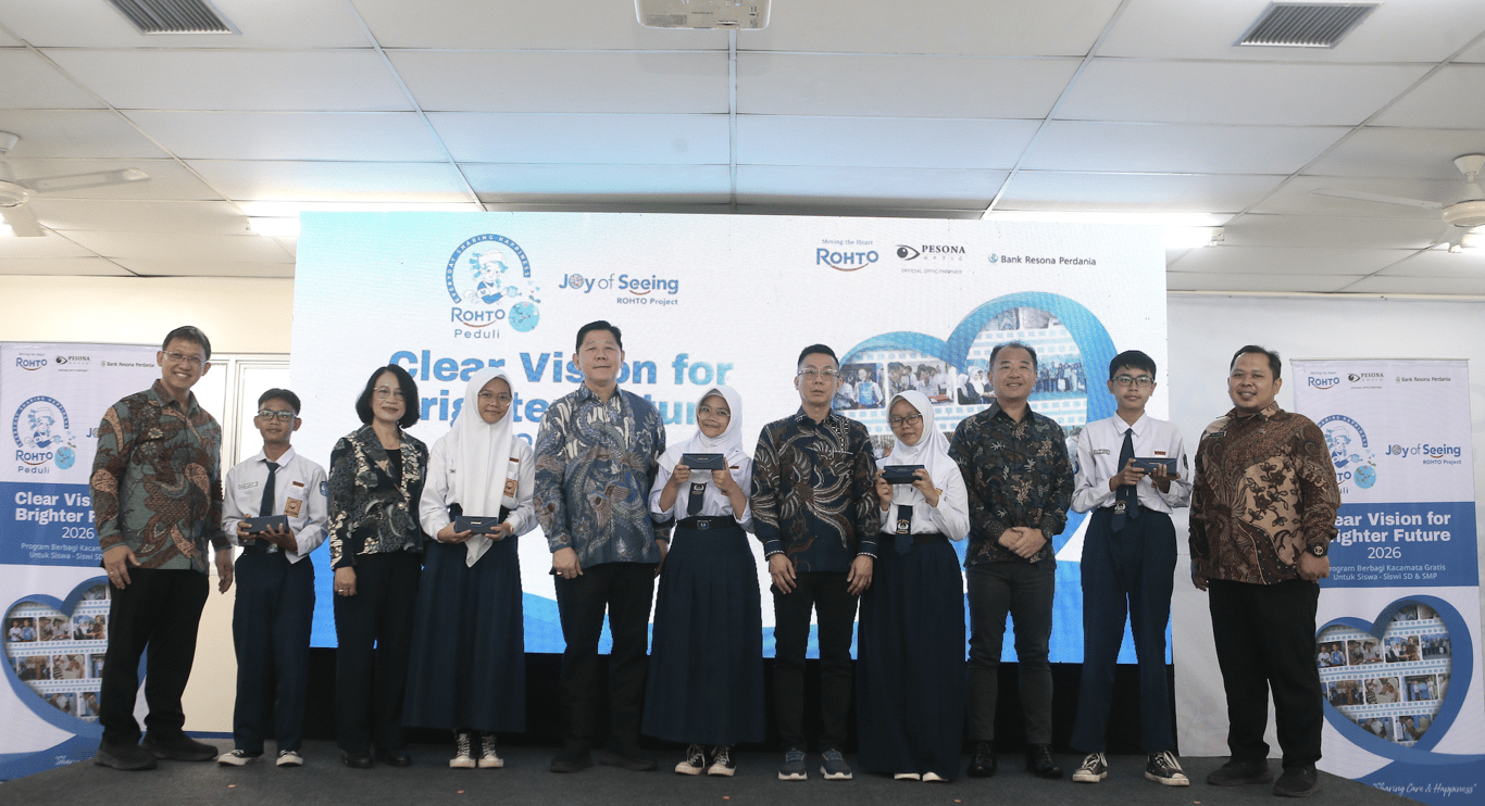 PT Rohto Laboratories Indonesia hadirkan kembali kegiatan ROHTO PEDULI – “Joy of Seeing – A Healthy Future for All” dengan membagikan 1.500 kacamata gratis bagi siswa SD dan SMP serta 500 kacamata gratis bagi para lansia & operator pabrik.