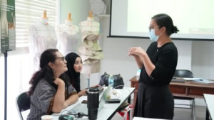Perkuat Ekonomi Kreatif Bidang Fashion, PT Pelindo Sinergi Lokaseva Bekali UMK Binaan melalui FASH-UP LOCAL